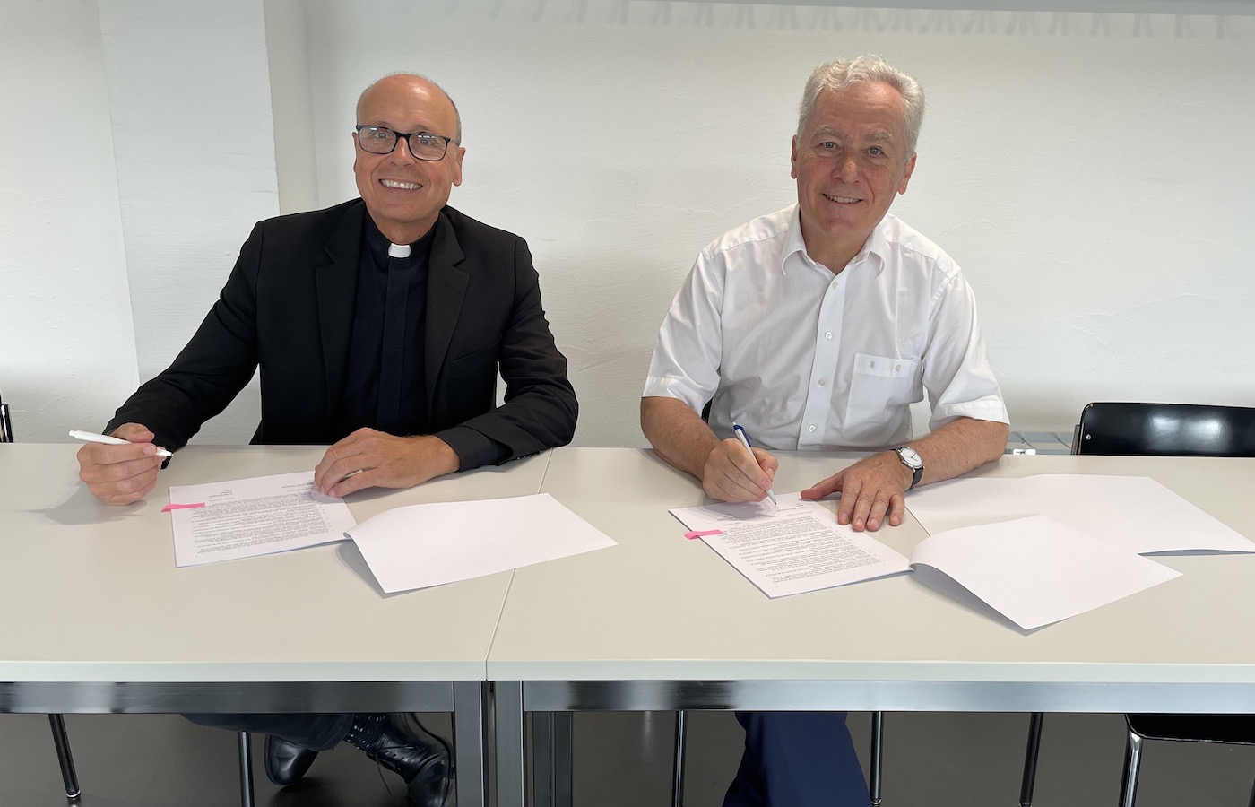 james greenfield and bruno staffelbach signing switzerland agreement