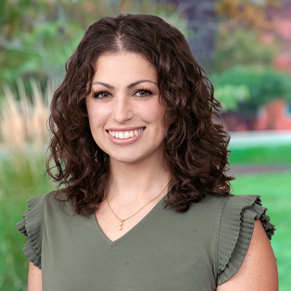Kelly Abraham's headshot